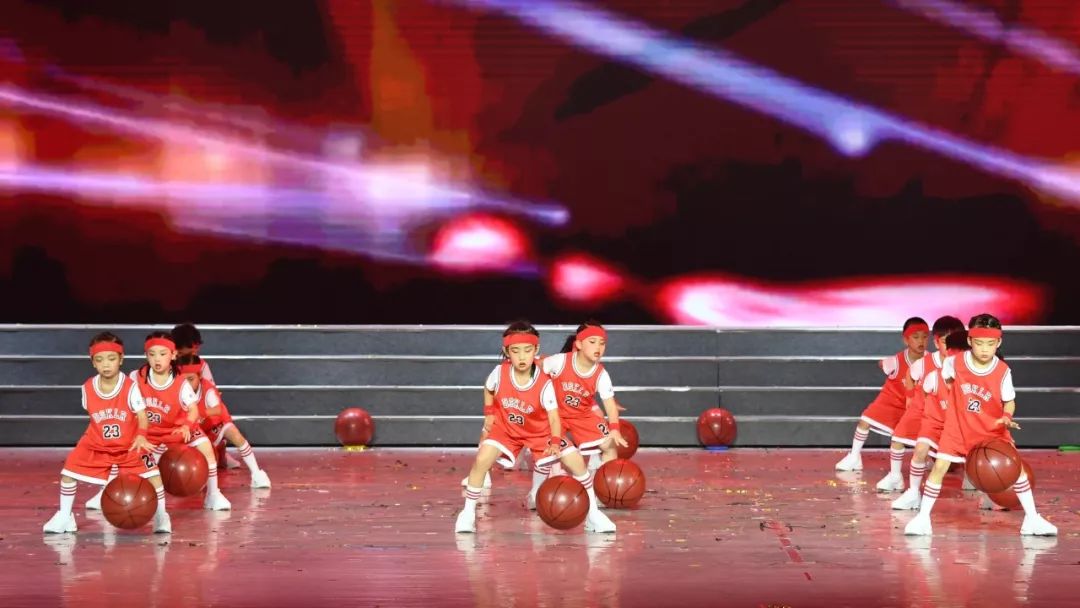 高清大图：“蓝天娃”精彩演绎《同在蓝天下》，向全国小朋友献礼