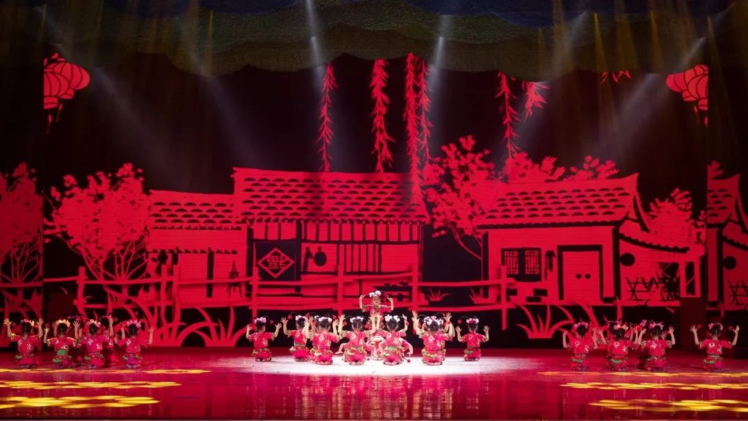 高清大图：“蓝天娃”精彩演绎《同在蓝天下》，向全国小朋友献礼