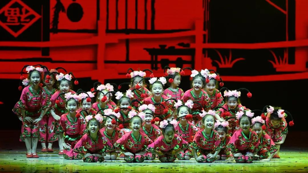 高清大图：“蓝天娃”精彩演绎《同在蓝天下》，向全国小朋友献礼