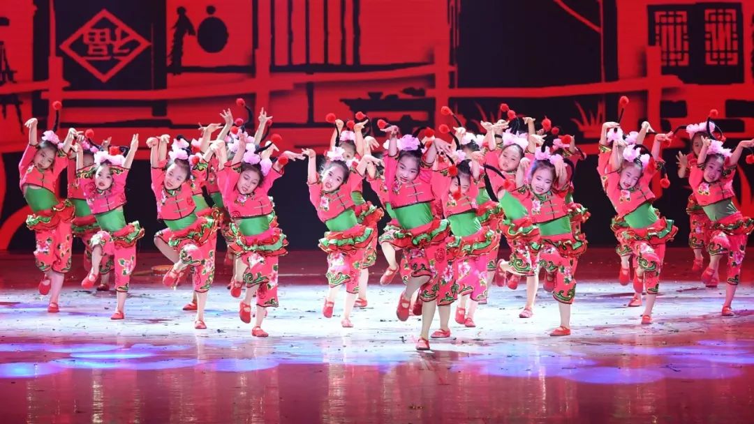 高清大图：“蓝天娃”精彩演绎《同在蓝天下》，向全国小朋友献礼