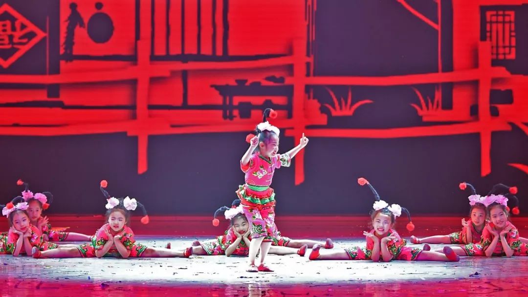 高清大图：“蓝天娃”精彩演绎《同在蓝天下》，向全国小朋友献礼