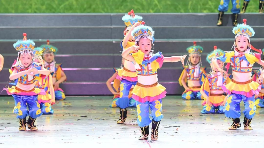 高清大图：“蓝天娃”精彩演绎《同在蓝天下》，向全国小朋友献礼