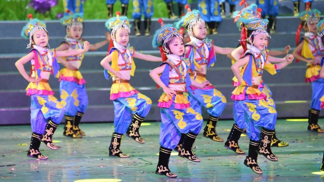 高清大图：“蓝天娃”精彩演绎《同在蓝天下》，向全国小朋友献礼