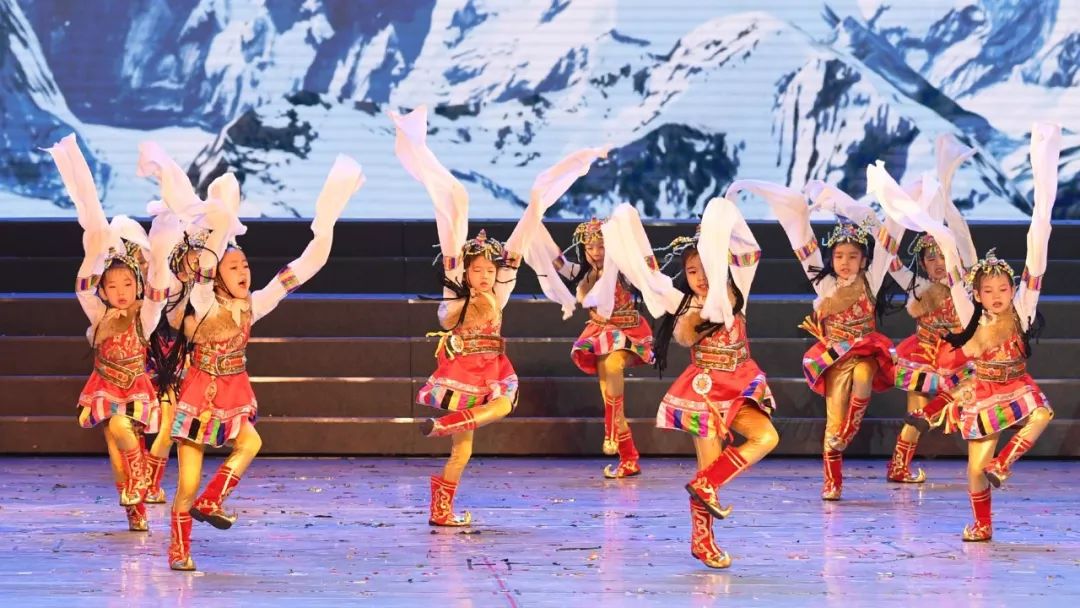 高清大图：“蓝天娃”精彩演绎《同在蓝天下》，向全国小朋友献礼