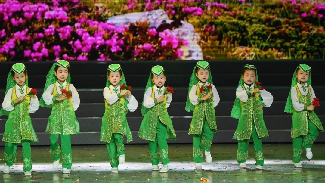 高清大图：“蓝天娃”精彩演绎《同在蓝天下》，向全国小朋友献礼