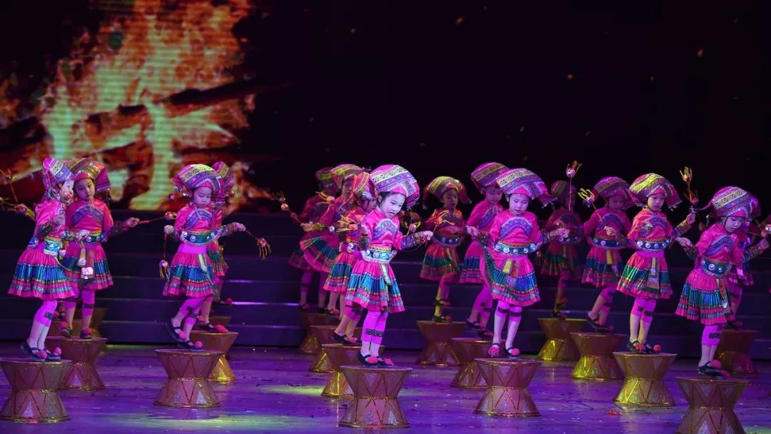 高清大图：“蓝天娃”精彩演绎《同在蓝天下》，向全国小朋友献礼