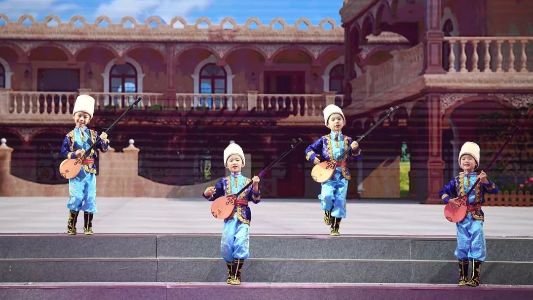 高清大图：“蓝天娃”精彩演绎《同在蓝天下》，向全国小朋友献礼