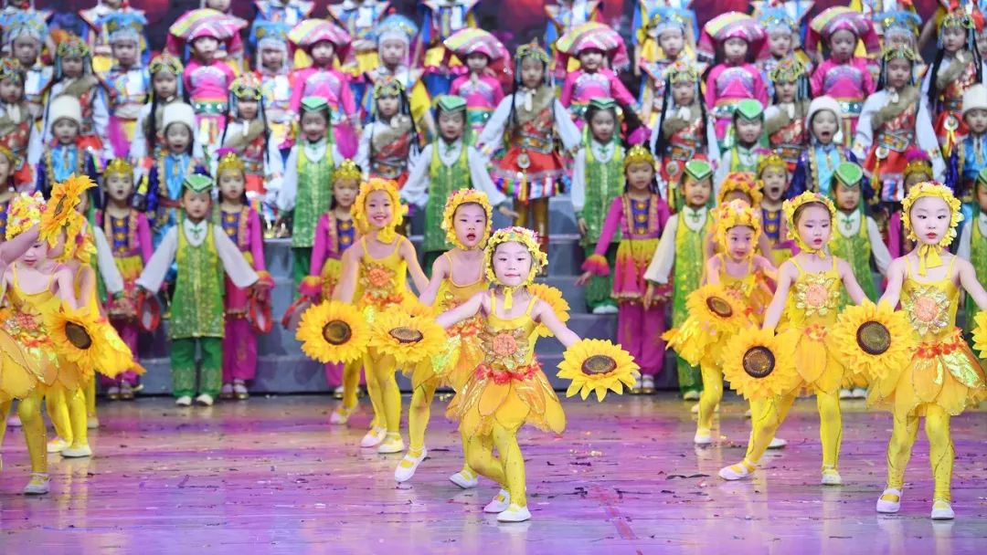 高清大图：“蓝天娃”精彩演绎《同在蓝天下》，向全国小朋友献礼