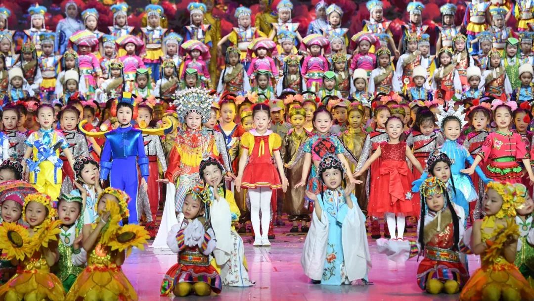 高清大图：“蓝天娃”精彩演绎《同在蓝天下》，向全国小朋友献礼