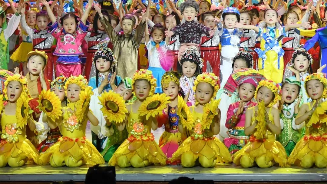 高清大图：“蓝天娃”精彩演绎《同在蓝天下》，向全国小朋友献礼