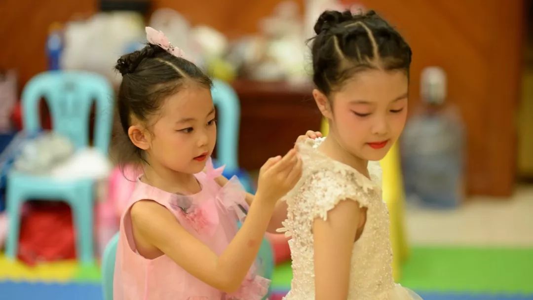 高清大图：“蓝天娃”精彩演绎《同在蓝天下》，向全国小朋友献礼