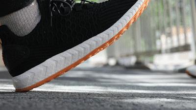 地表Zui强！暴雨蹦迪从不湿还巨暖和！比2个鸡蛋还轻，走8小时一点都不累