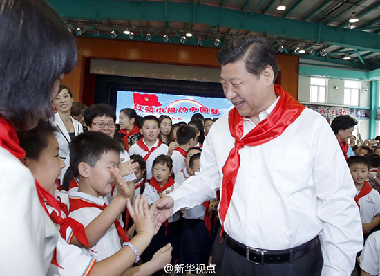 习*平近**与孩子们在一起的微镜头