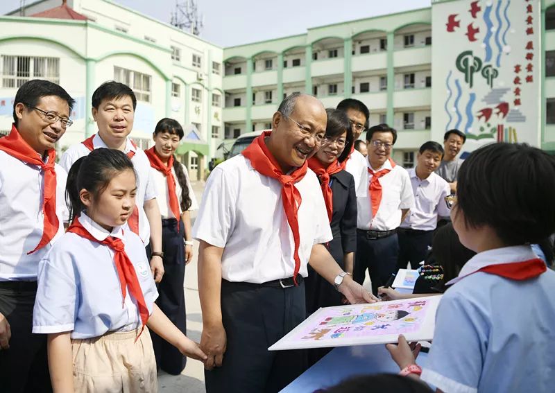 高*志宏**与少年儿童共庆“六一”