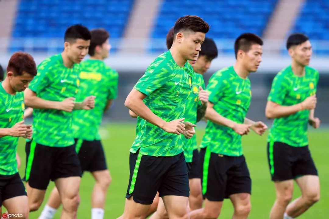 赛前国安热身,施密特比赛