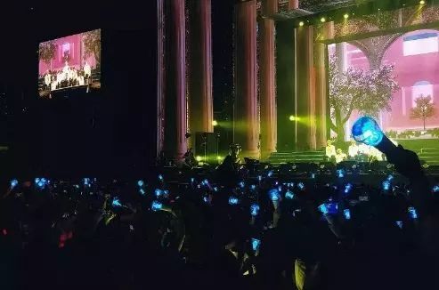 偶像周边生意火爆，粉丝的钱真这么好挣？