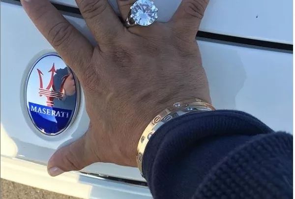 男子假冒王子30年，骗过政府、银行、富商，诈骗5000多万！最后因一份火腿露出马脚