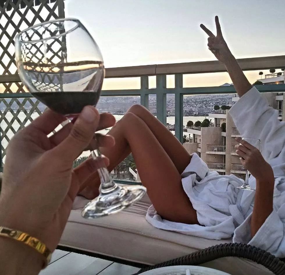 男子假冒王子30年，骗过政府、银行、富商，诈骗5000多万！最后因一份火腿露出马脚