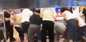 优衣库疯抢事件,优衣库被抢场面