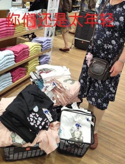 优衣库疯抢事件,优衣库被抢场面