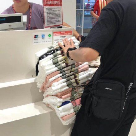 优衣库疯抢事件,优衣库被抢场面