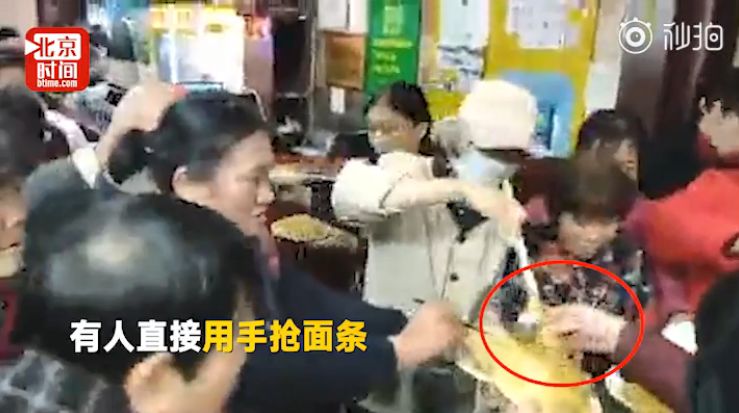 优衣库疯抢事件,优衣库被抢场面