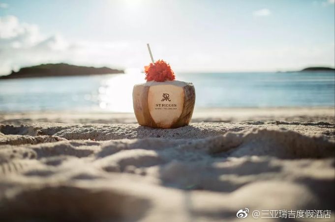 1200㎡透明泳池小红书点赞100w+,这家黄金海岸边的酒店才是海岛季首选