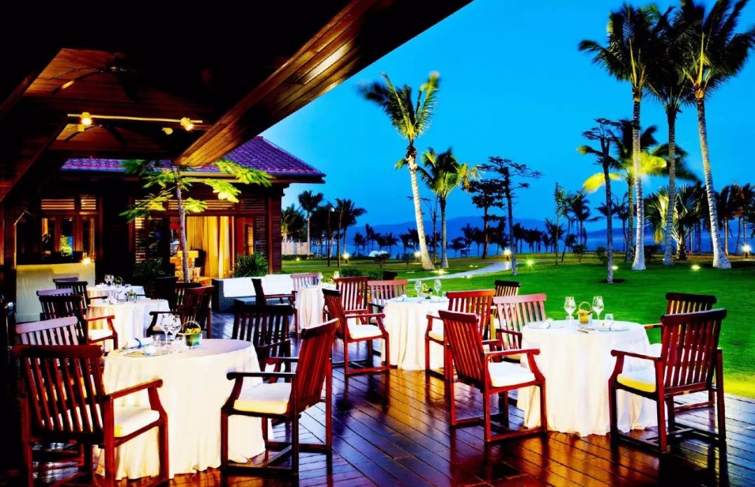 1200㎡透明泳池小红书点赞100w+,这家黄金海岸边的酒店才是海岛季首选