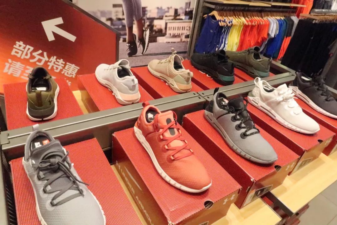 年轻姑娘霸占试衣间2小时，却只挑店里最丑的衣服试穿，还发朋友圈......