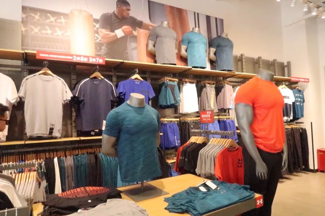 年轻姑娘霸占试衣间2小时，却只挑店里最丑的衣服试穿，还发朋友圈......