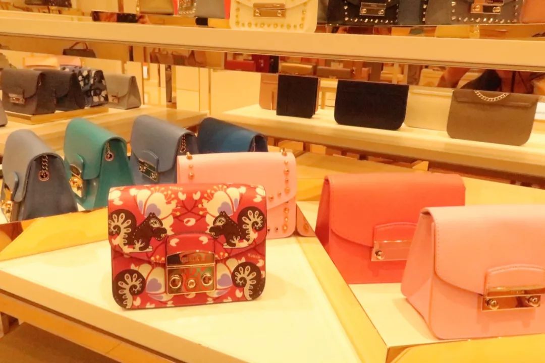 年轻姑娘霸占试衣间2小时，却只挑店里最丑的衣服试穿，还发朋友圈......