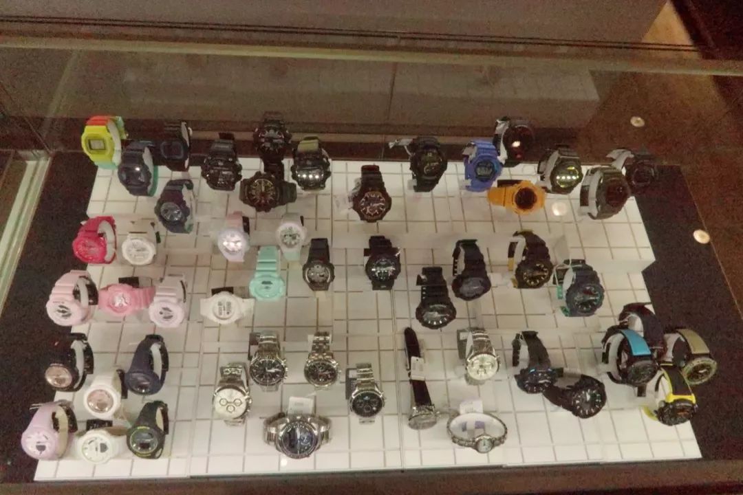 年轻姑娘霸占试衣间2小时，却只挑店里最丑的衣服试穿，还发朋友圈......