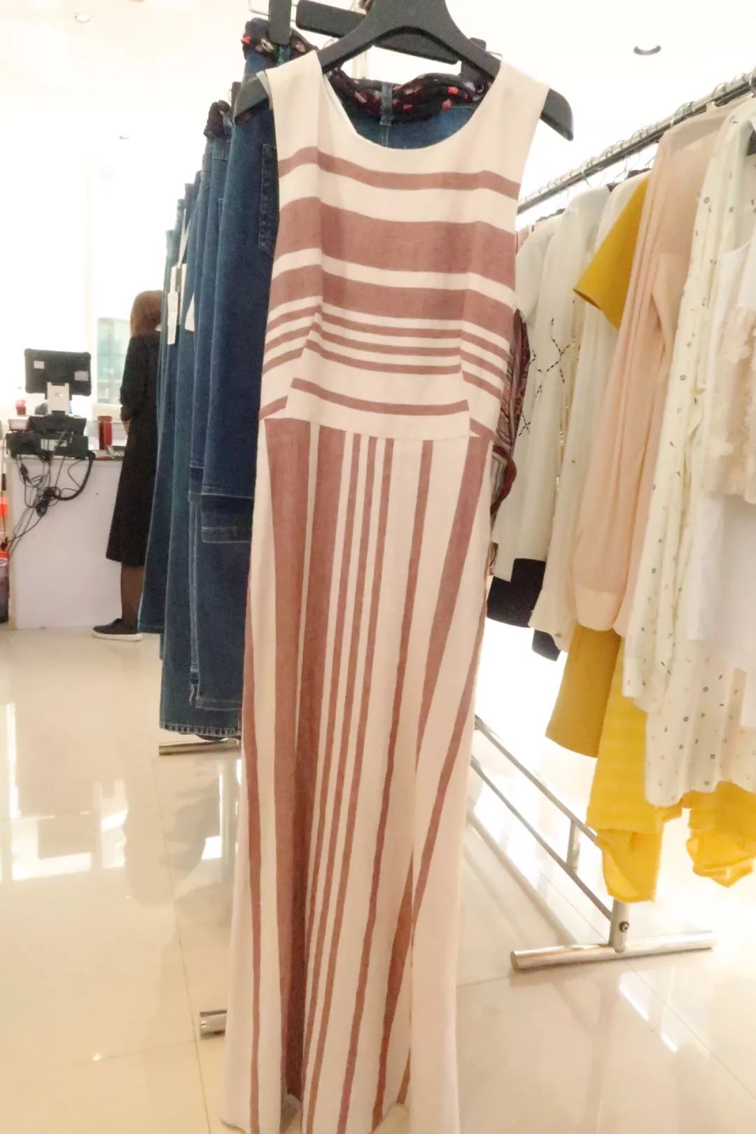 年轻姑娘霸占试衣间2小时，却只挑店里最丑的衣服试穿，还发朋友圈......