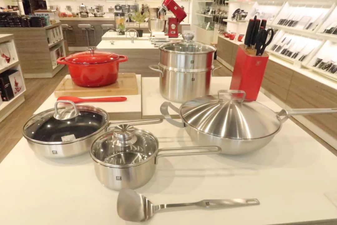 年轻姑娘霸占试衣间2小时，却只挑店里最丑的衣服试穿，还发朋友圈......