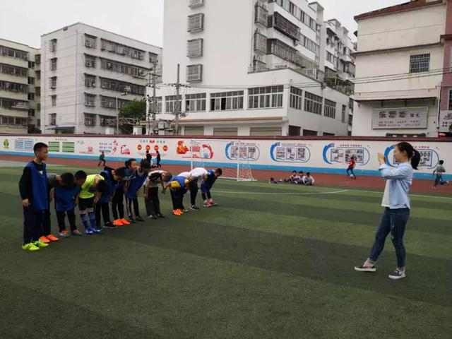 信阳市第一实验小学举行第三届校长杯足球赛