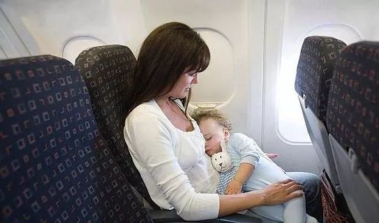 怎样缓解婴儿坐飞机的不适感,宝宝坐飞机有哪些关注事项