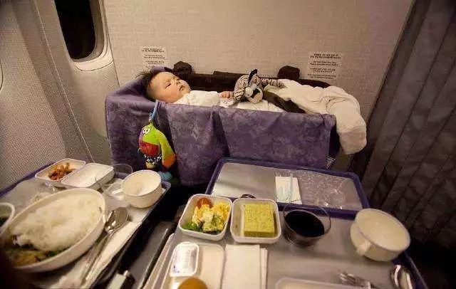 怎样缓解婴儿坐飞机的不适感,宝宝坐飞机有哪些关注事项