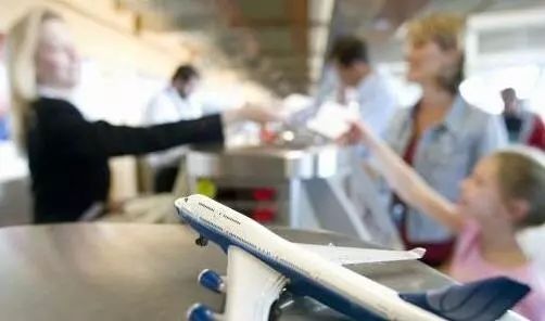 怎样缓解婴儿坐飞机的不适感,宝宝坐飞机有哪些关注事项