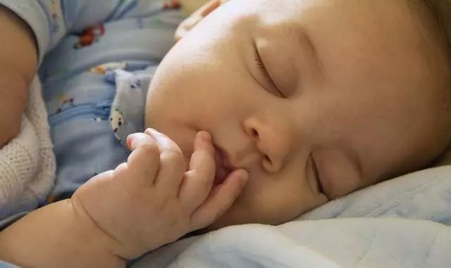 怎样缓解婴儿坐飞机的不适感,宝宝坐飞机有哪些关注事项