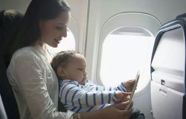 怎样缓解婴儿坐飞机的不适感,宝宝坐飞机有哪些关注事项