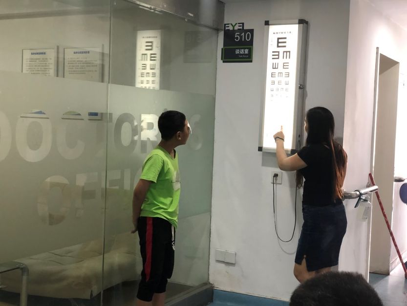 小孩眼球被戳伤怎么办,男孩眼睛被戳伤妈妈