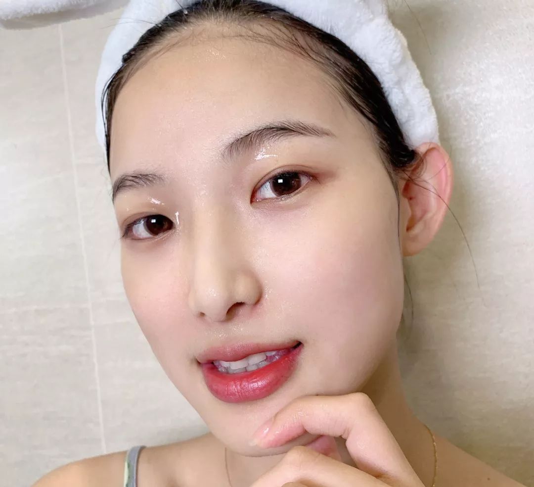 51岁“人间*物尤**”一夜爆红！看完她这张图，200w网友惊呼：我又恋爱了