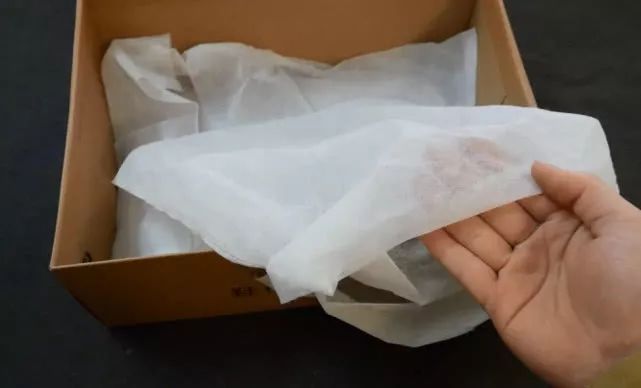买了20年鞋，才知道鞋盒里的白布这么重要，以前太浪费了