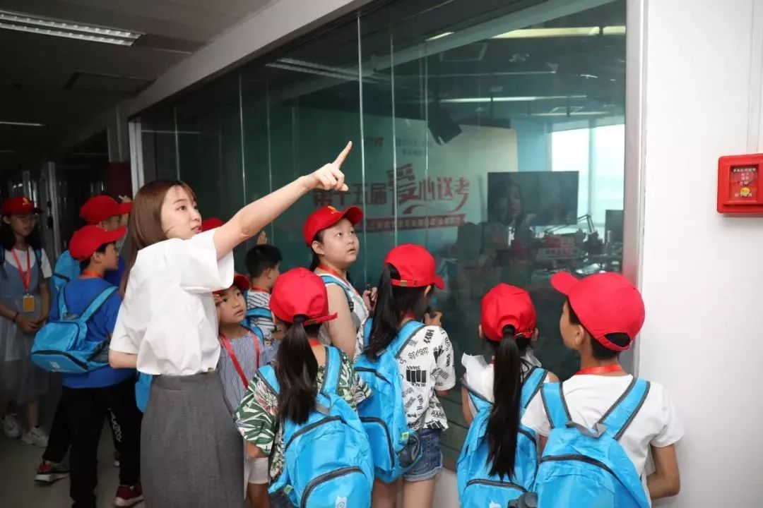 FM91.2蒲公英小记者团开团啦！首期实践带孩子探秘郑州电台