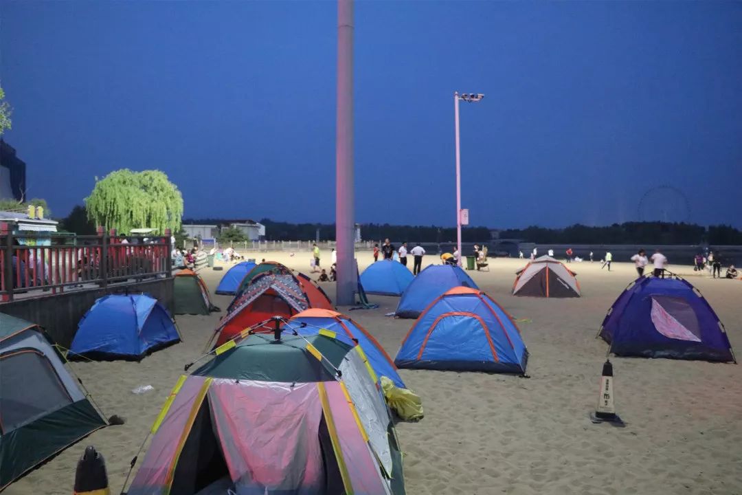 沙滩篝火啤酒狂欢,海边篝火夜晚狂欢