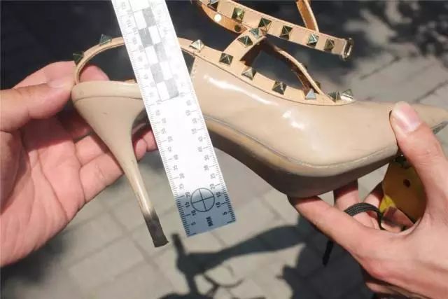 8厘米？女司机连撞3车伤1人！又是它惹的祸！