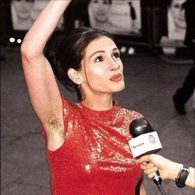 夏天出门穿衣服忘记穿裤子了,夏天到了穿毛裤