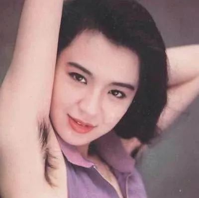 夏天出门穿衣服忘记穿裤子了,夏天到了穿毛裤