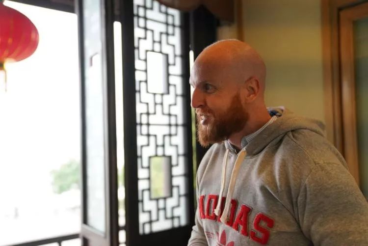 长着外国脸就行！教中国孩子踢球的“洋教练”可能就是一卖小面的