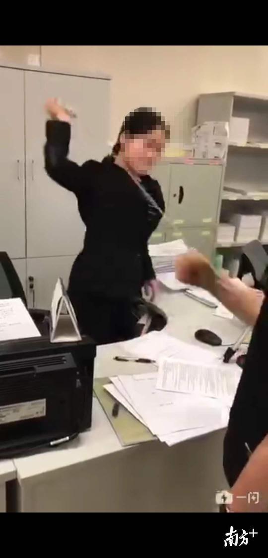 广州一政务服务中心办事员与男子起争执，一言不合就骂人、砸电话